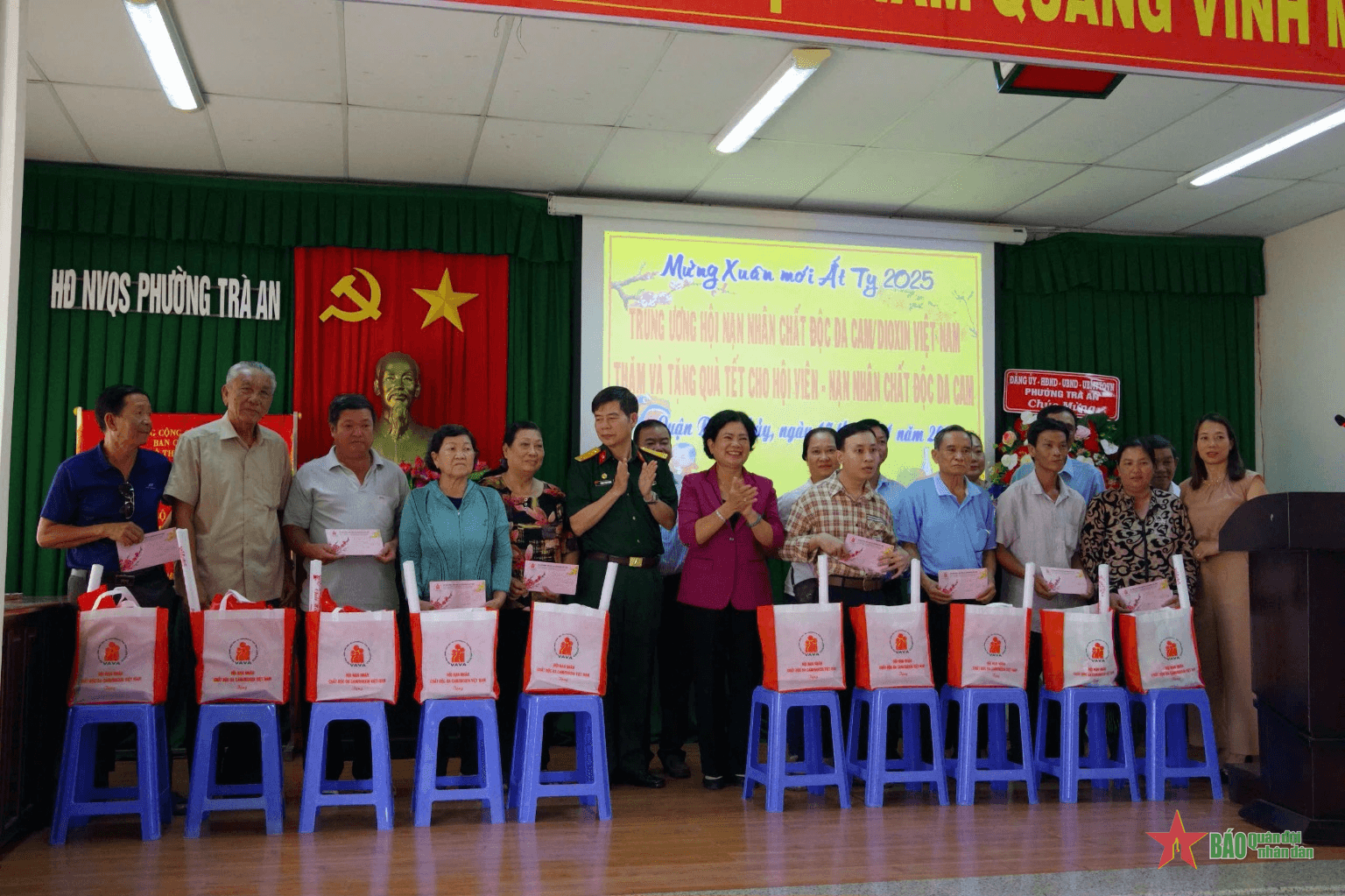 Cần Thơ: Thăm và tặng quà Tết hội viên nạn nhân chất độc da cam