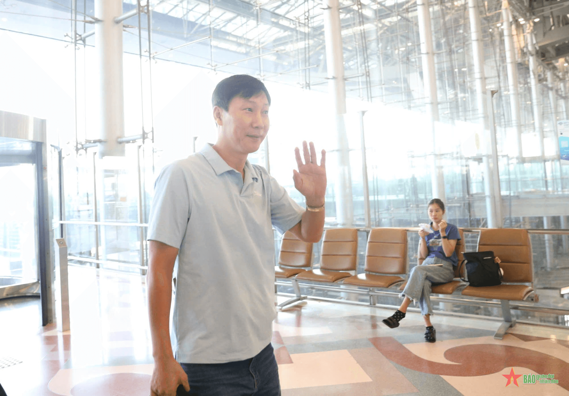 HLV Kim Sang-sik rút ngắn kỳ nghỉ, trở lại Việt Nam