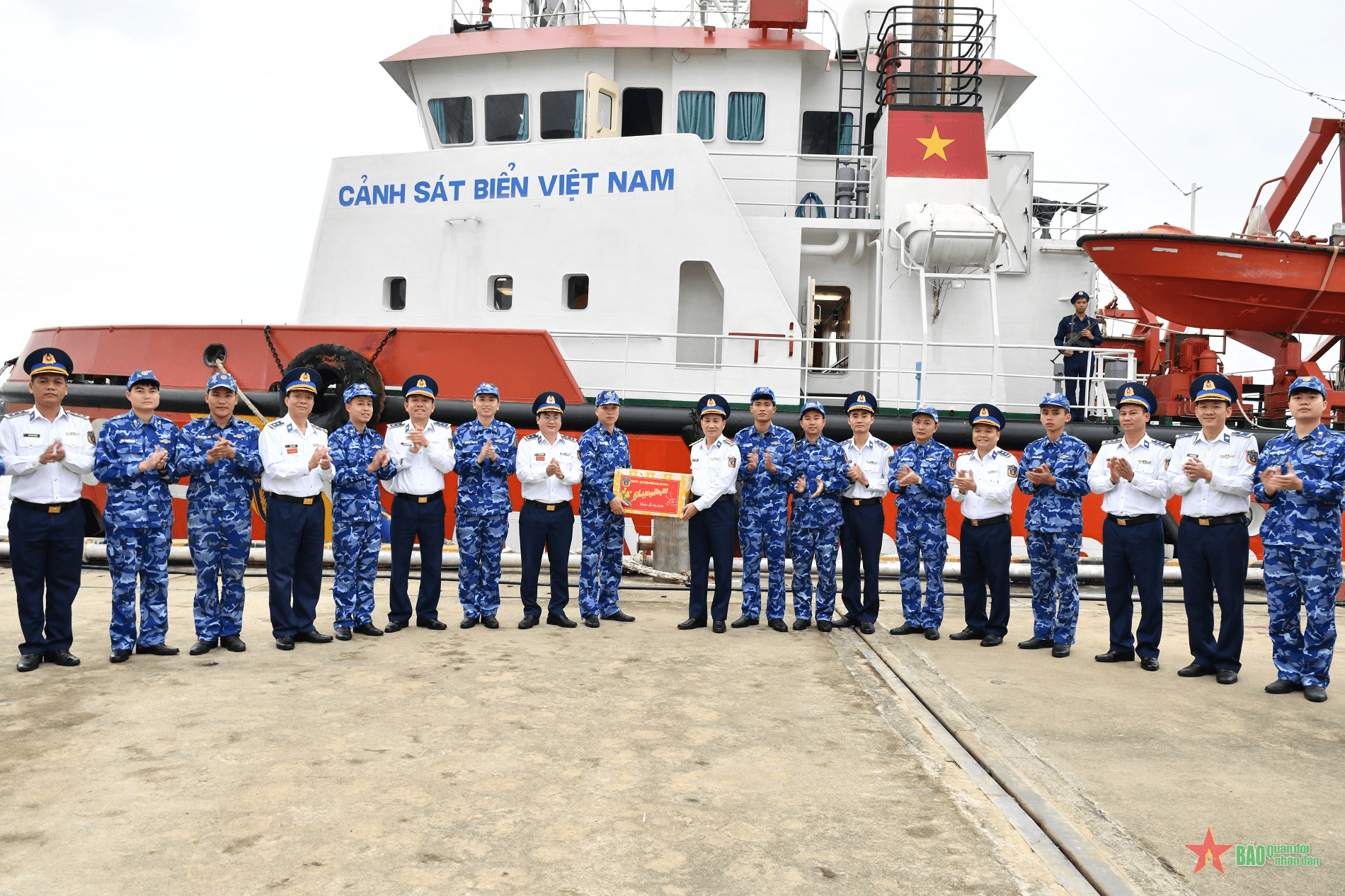 Chính ủy Vùng Cảnh sát biển 2 động viên cán bộ, chiến sĩ Tàu CSB 9002 lên đường thực hiện nhiệm vụ trực Tết
