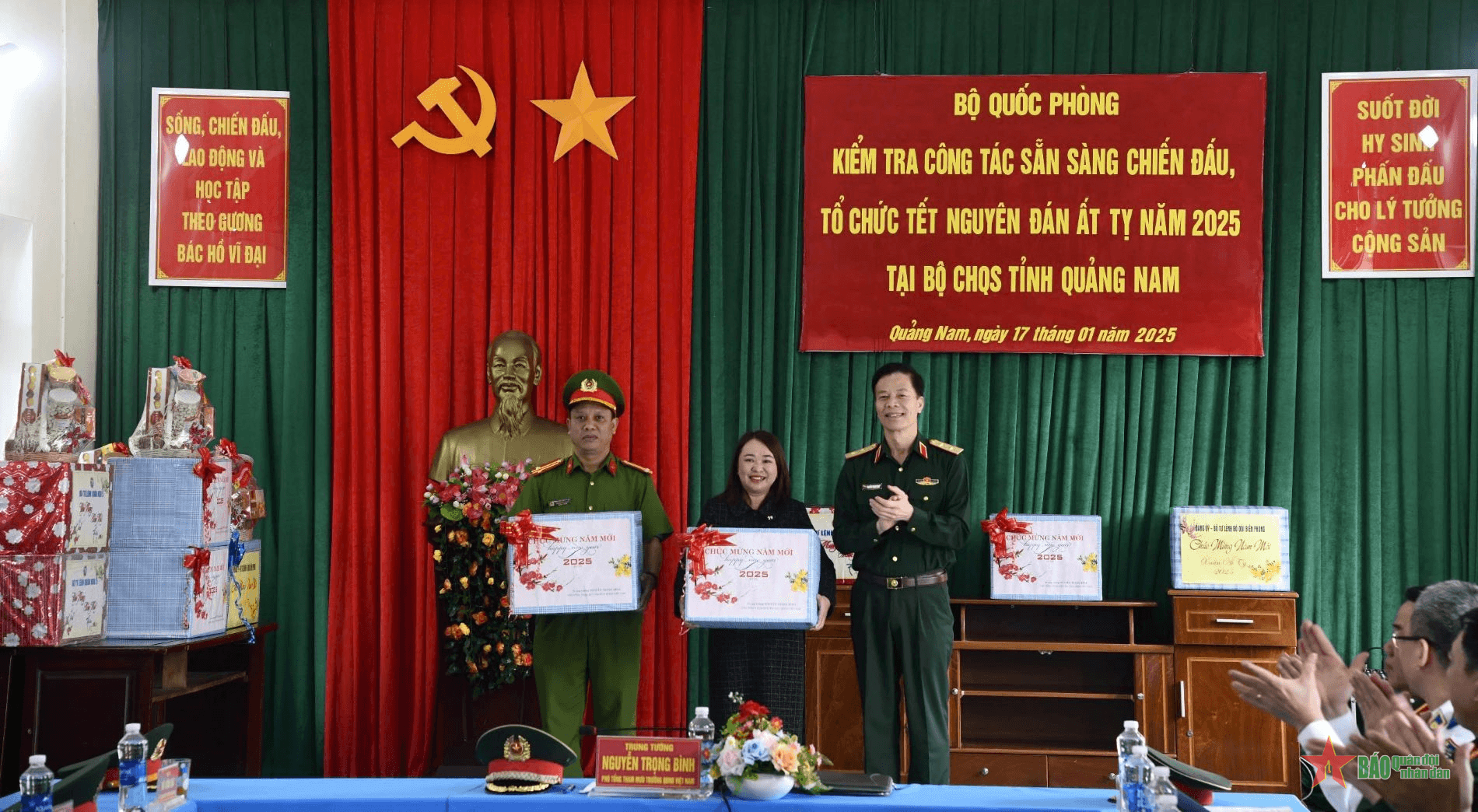 Trung tướng Nguyễn Trọng Bình kiểm tra, chúc Tết tại đảo Cù Lao Chàm