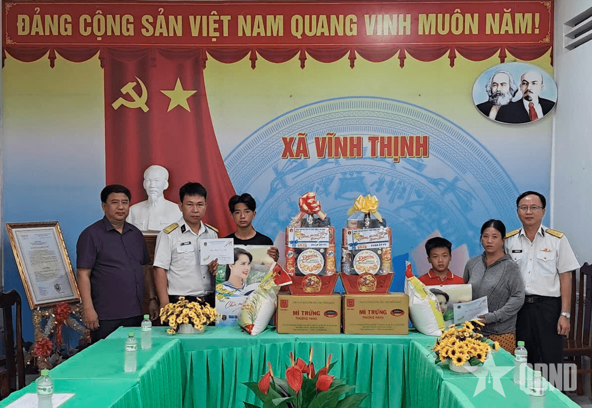 Trao gửi yêu thương tới các cháu là con ngư dân vui Xuân, đón Tết