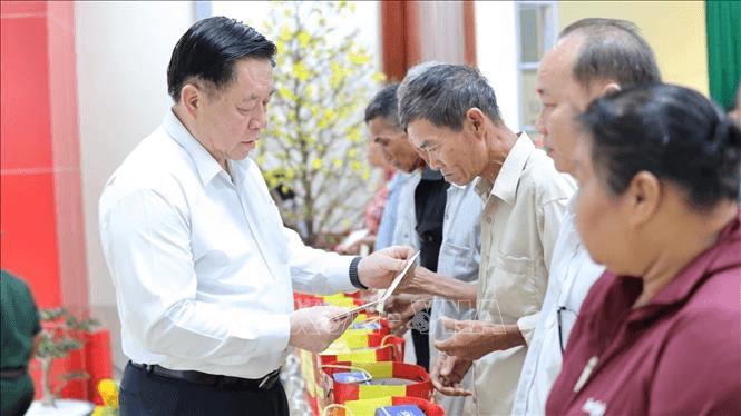 Trưởng ban Tuyên giáo Trung ương Nguyễn Trọng Nghĩa thăm và trao quà Tết tại Long An