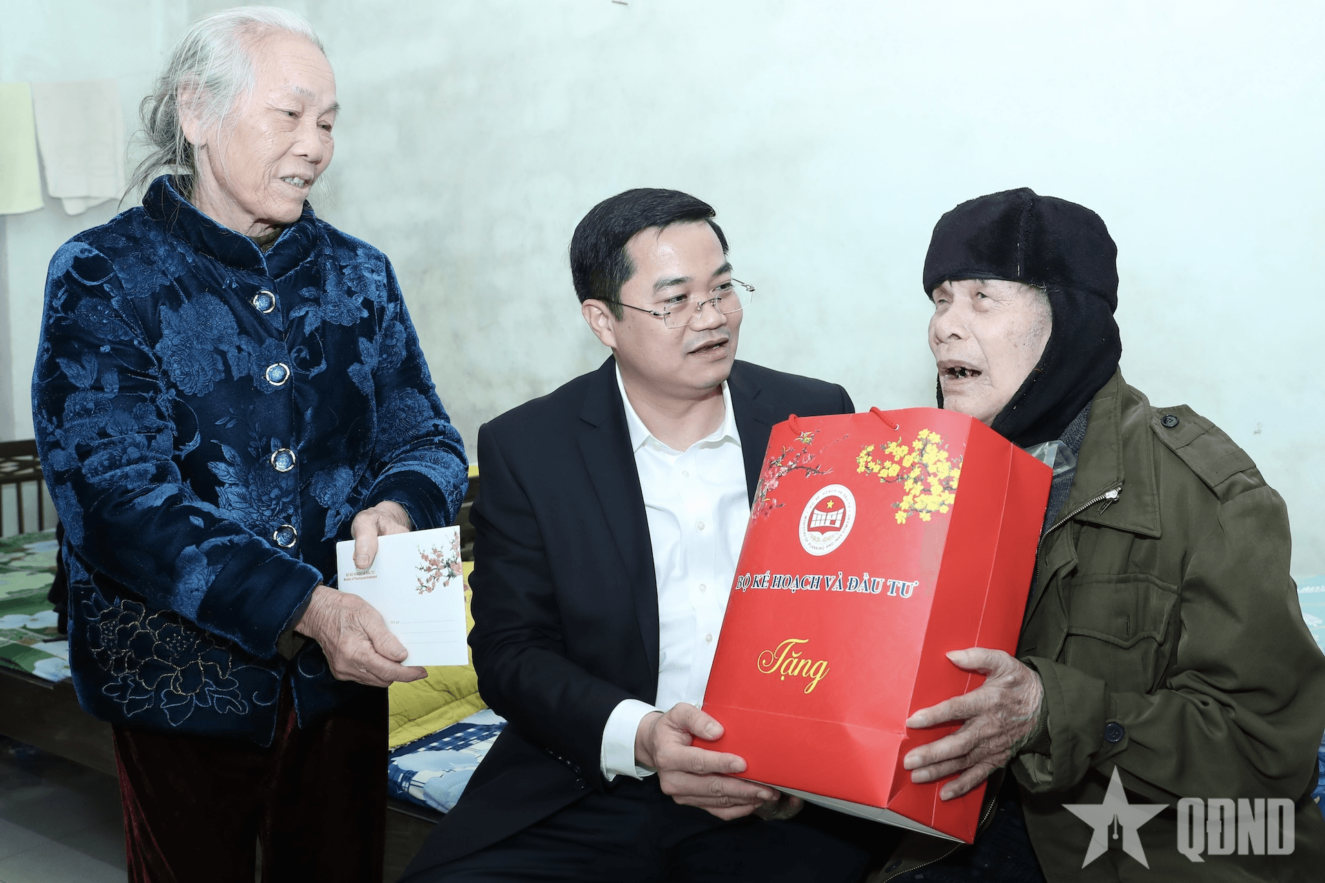 Bộ Kế hoạch và Đầu tư tặng quà, tri ân tại Quảng trị dịp Tết Nguyên đán Ất Tỵ