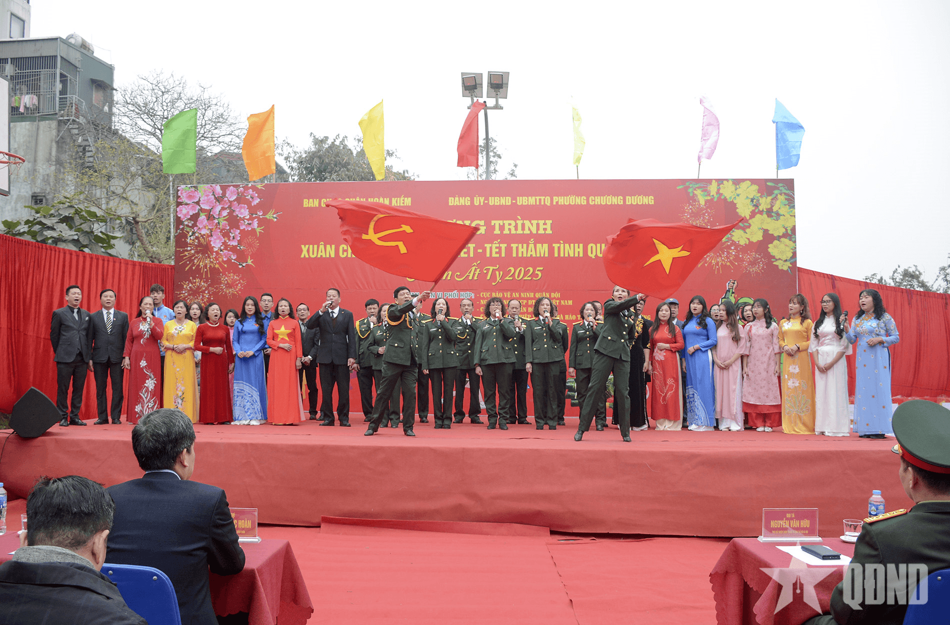 Xuân chung tay đoàn kết - Tết thắm tình quân dân