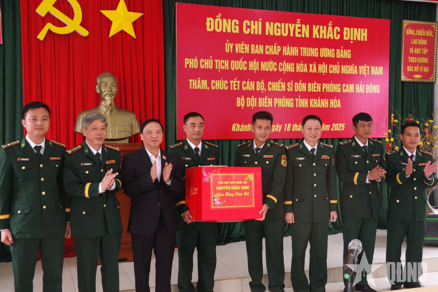 Phó chủ tịch Quốc hội Nguyễn Khắc Định thăm, chúc Tết Đồn Biên phòng Cam Hải Đông