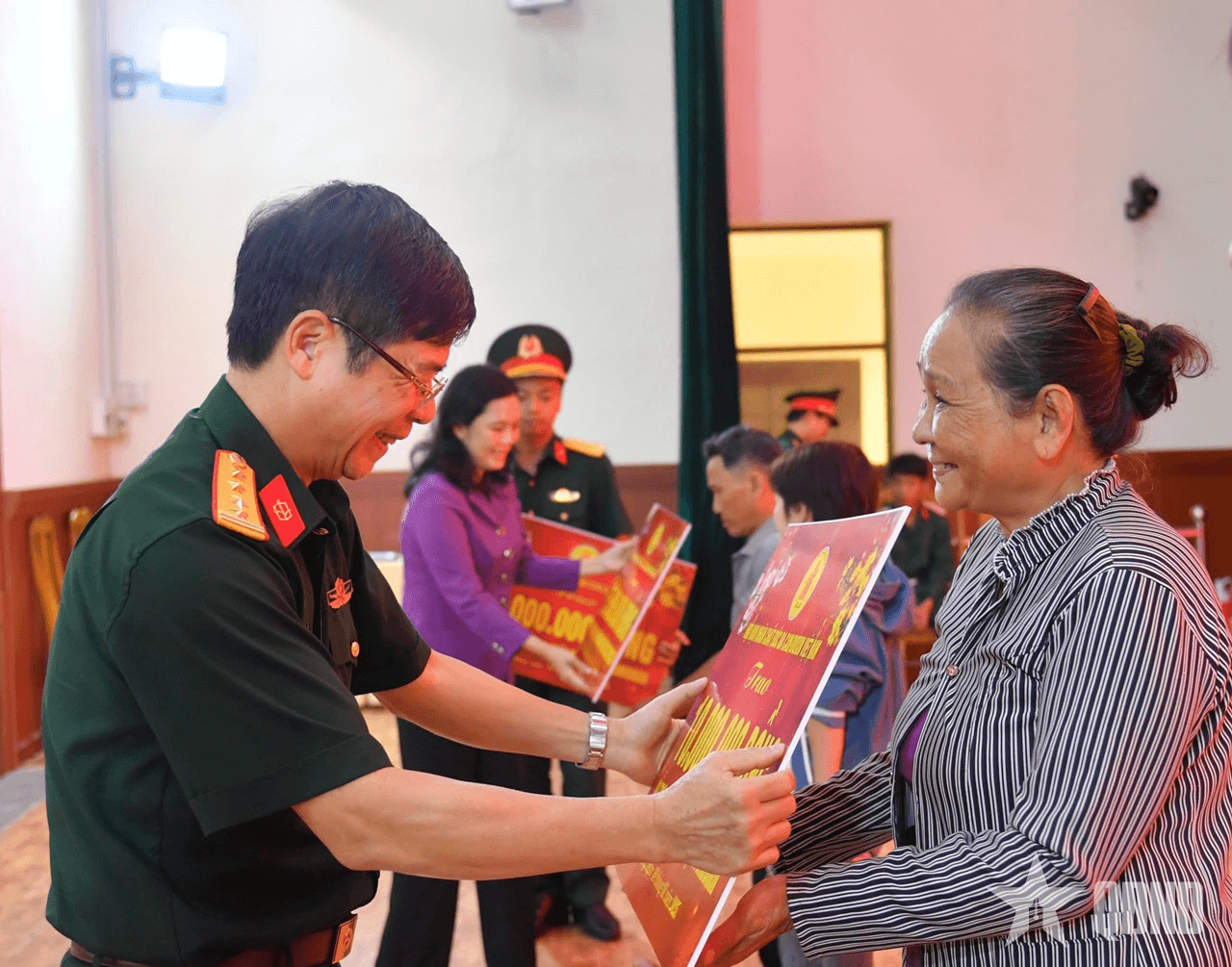 An Giang: Trao hỗ trợ sinh kế và quà Tết tặng nạn nhân chất độc da cam