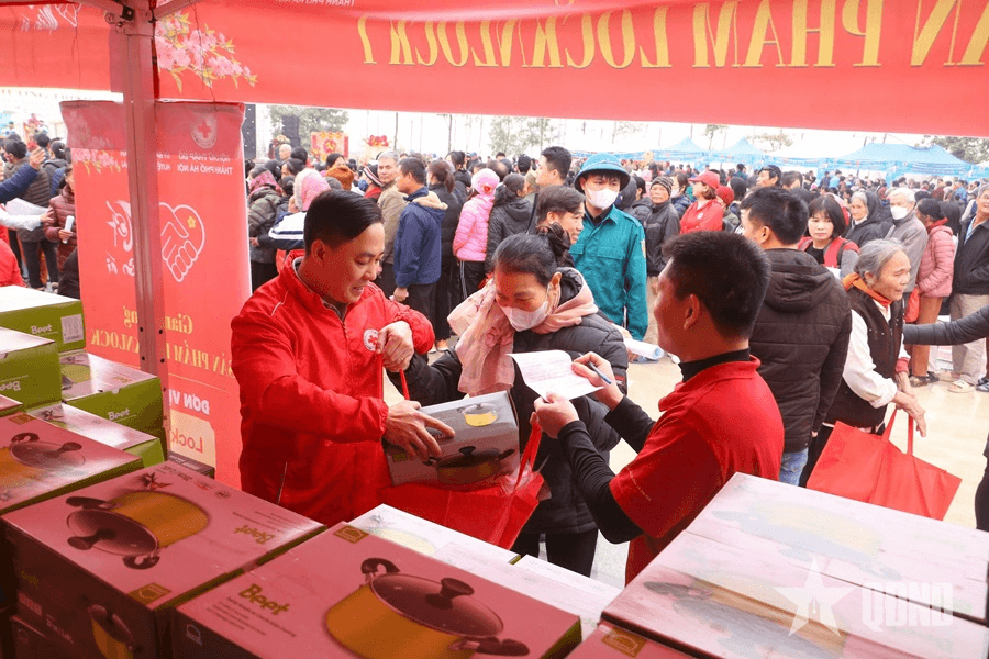“Chợ Tết nhân ái” đến với người nghèo