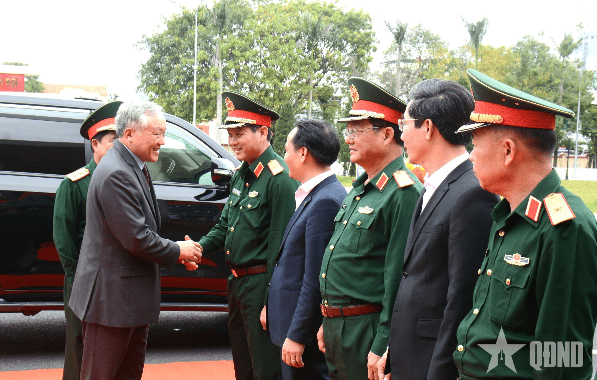 Phó thủ tướng Thường trực Nguyễn Hòa Bình thăm, chúc Tết Quân khu 5