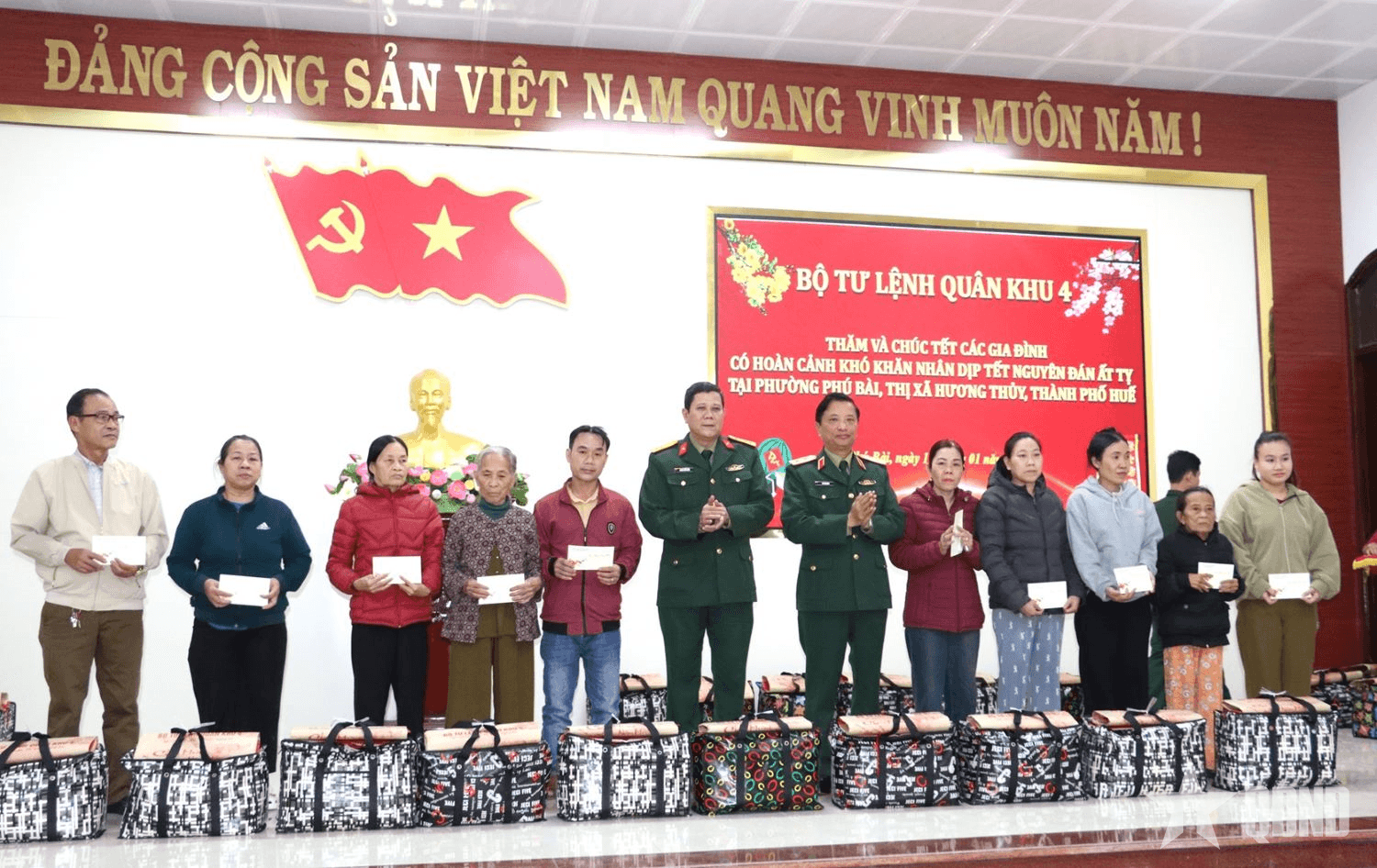 TP Huế: Tư lệnh Quân khu 4 chúc Tết các gia đình có hoàn cảnh khó khăn