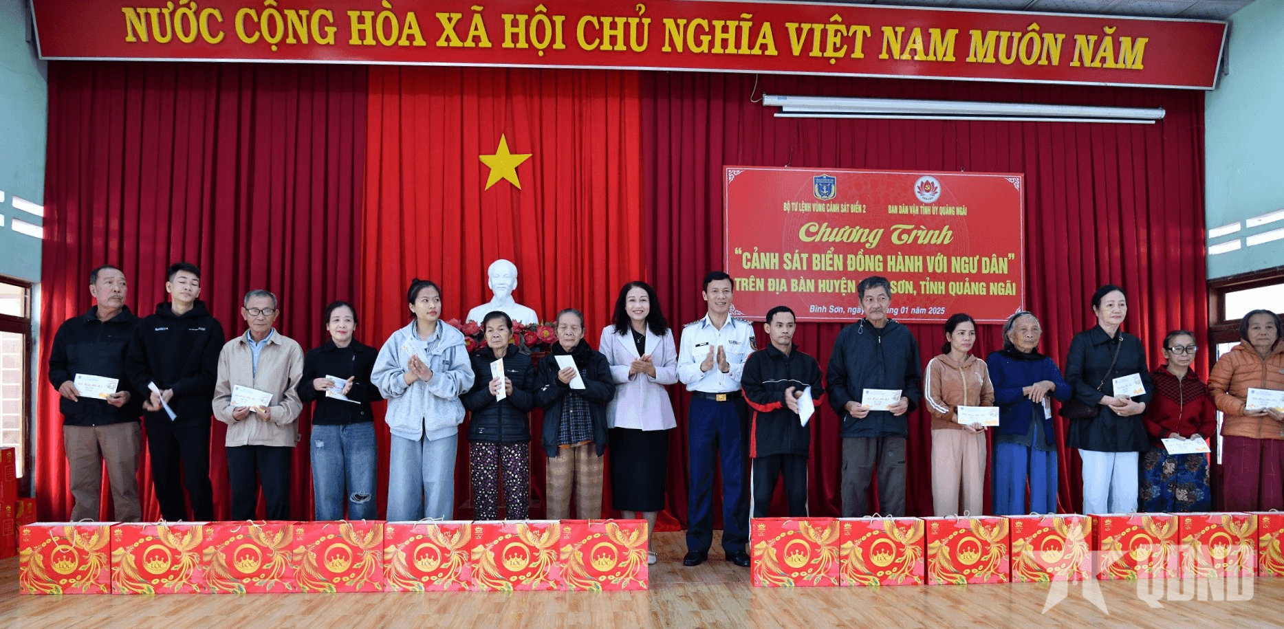 Quảng Ngãi: Vùng Cảnh sát biển 2 tặng quà “Tết Hải đảo”