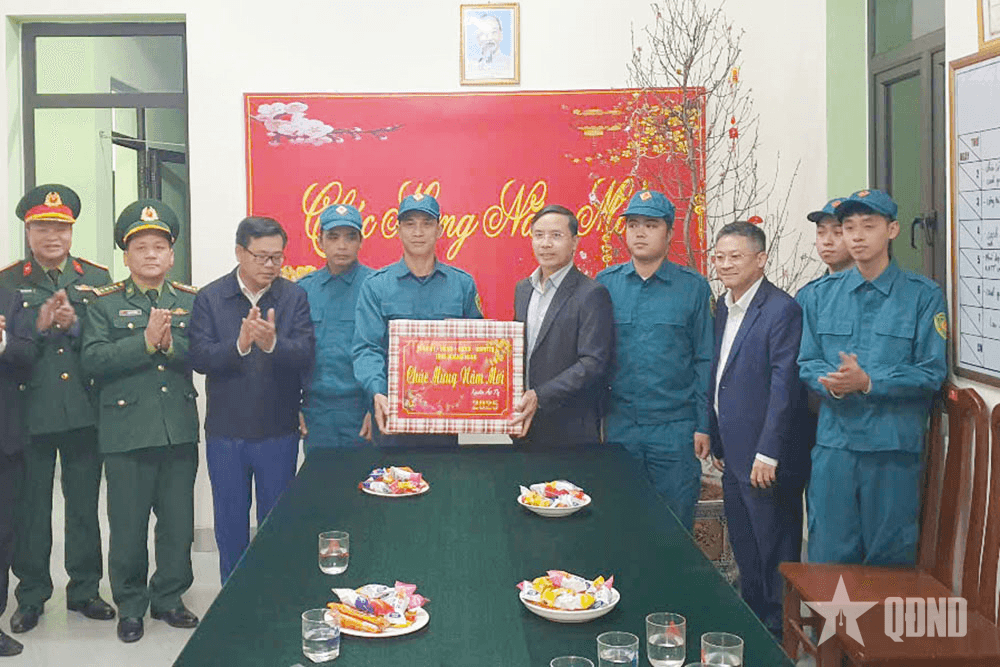 Chủ tịch UBND tỉnh Quảng Ninh thăm, chúc Tết Tiểu đội Dân quân thường trực phường Trà Cổ (TP Móng Cái)