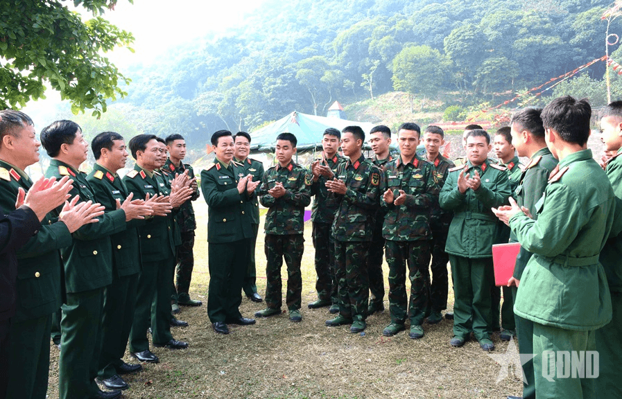 Trung tướng Đỗ Xuân Tụng thăm, kiểm tra và chúc Tết tại Đảo Mê, Thanh Hóa