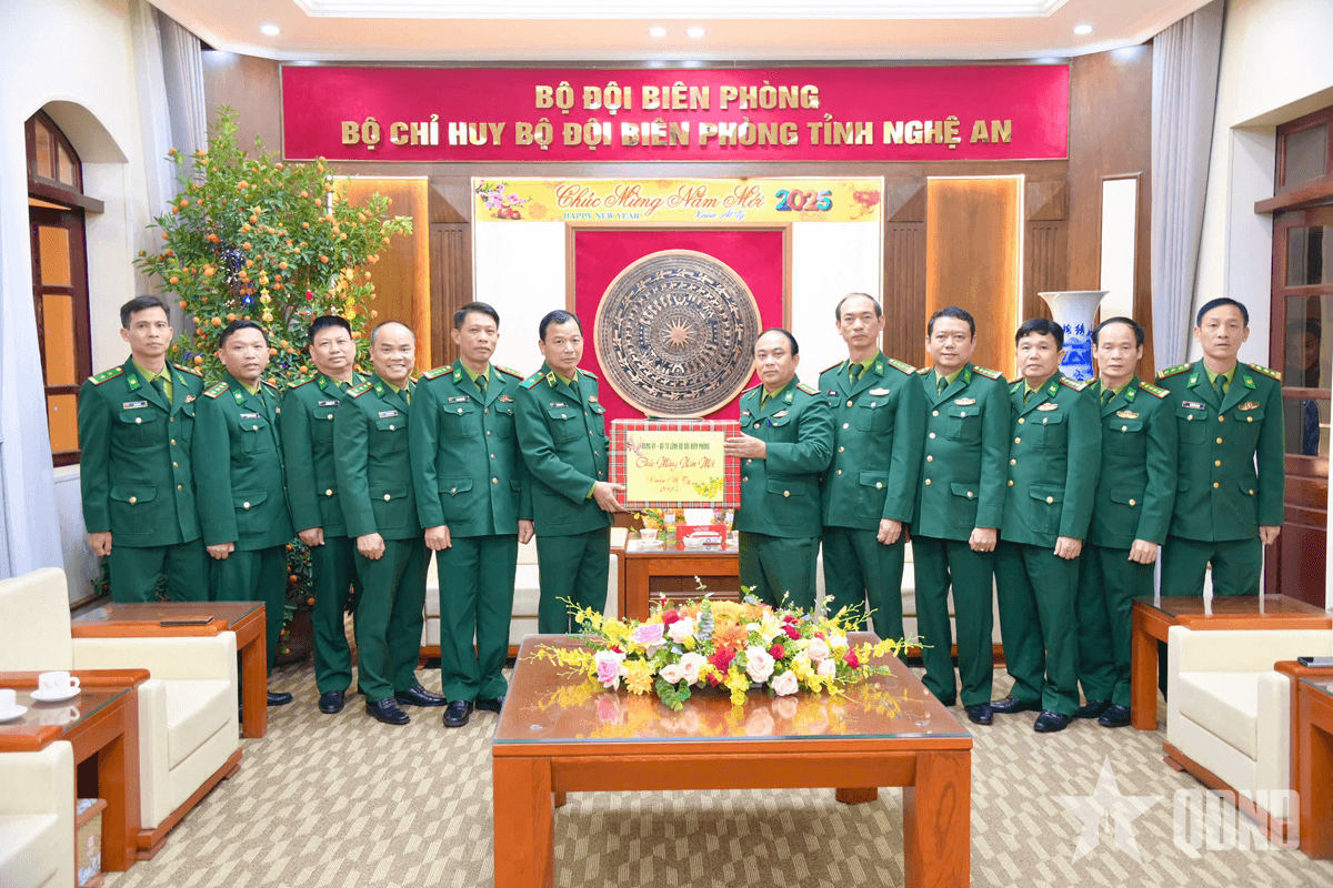 Đoàn công tác Bộ tư lệnh Bộ đội Biên phòng thăm, chúc Tết Bộ đội Biên phòng tỉnh Nghệ An