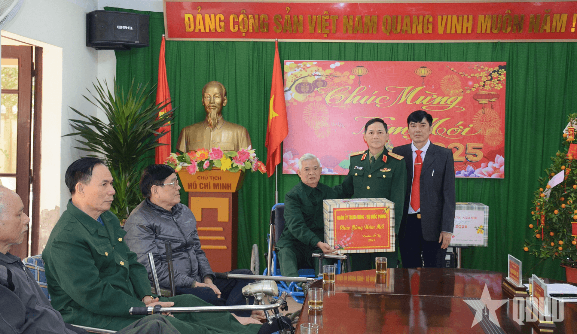Đoàn công tác Quân ủy Trung ương, Bộ Quốc phòng thăm, tặng quà Trung tâm Điều dưỡng thương binh Thuận Thành