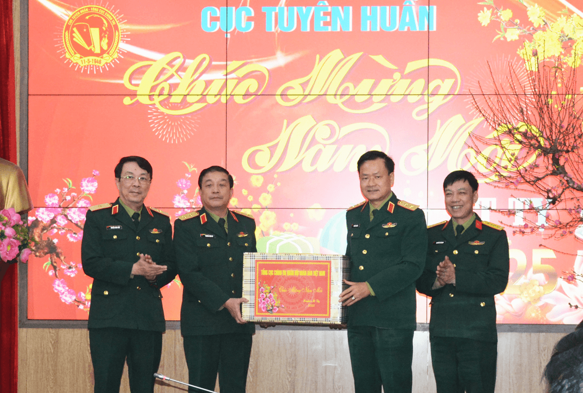 Trung tướng Trương Thiên Tô thăm, kiểm tra, chúc Tết các đơn vị