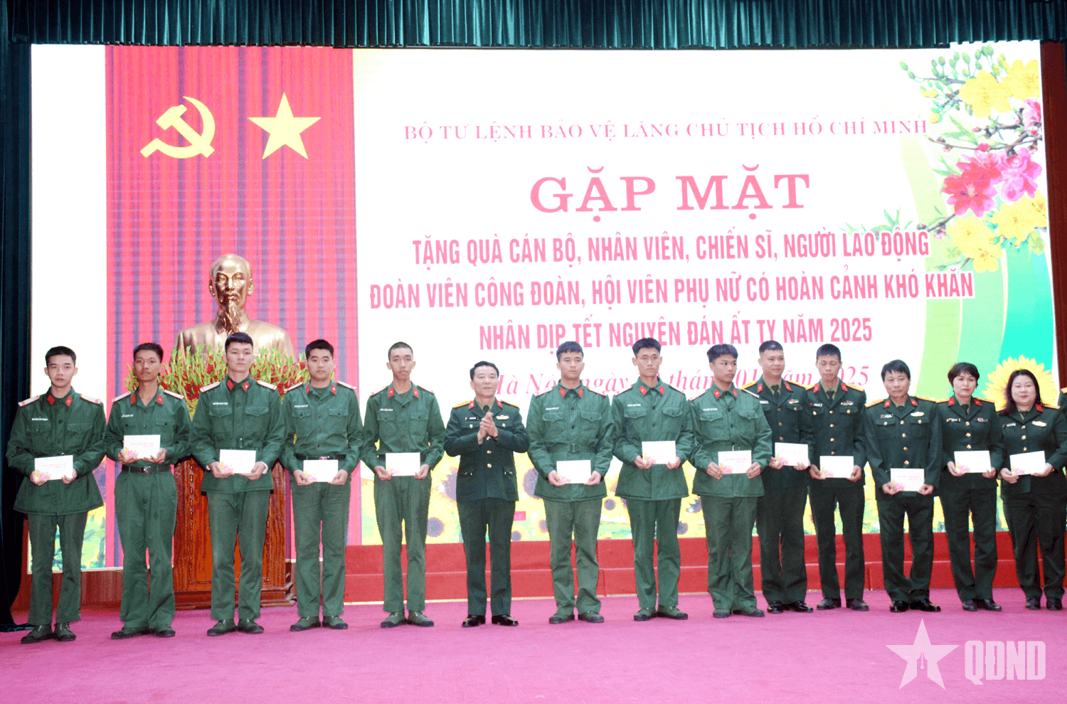 Bộ tư lệnh Bảo vệ Lăng Chủ tịch Hồ Chí Minh gặp mặt đối tượng chính sách nhân dịp Tết Nguyên đán 2025