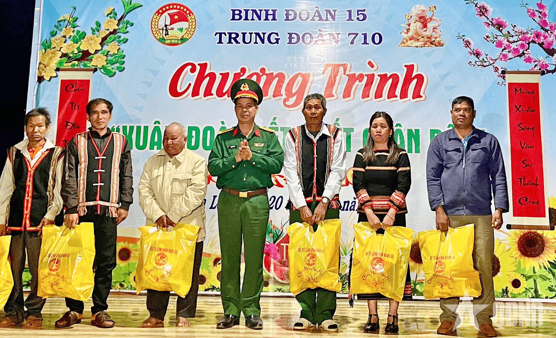 Trung đoàn 710 (Binh đoàn 15) trao 1.950 suất quà tặng nhân dân, người lao động trong dịp Tết Nguyên đán