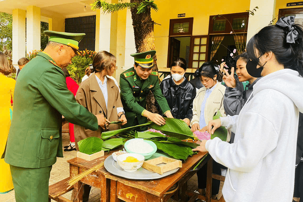Tết sớm trên quê hương Hướng Phùng
