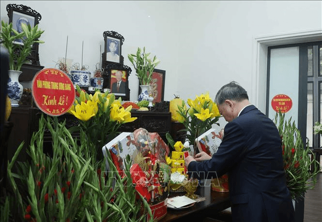 Tổng Bí thư Tô Lâm thắp hương tưởng niệm Tổng Bí thư Nguyễn Phú Trọng