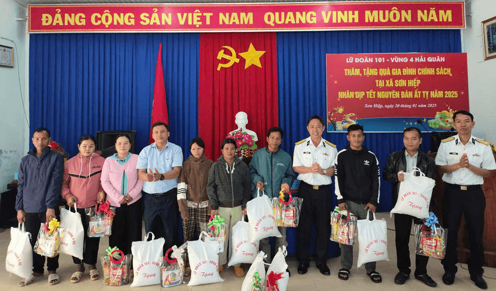 Vùng 4 Hải quân: Lữ đoàn 101 trao quà tặng các gia đình có hoàn cảnh khó khăn