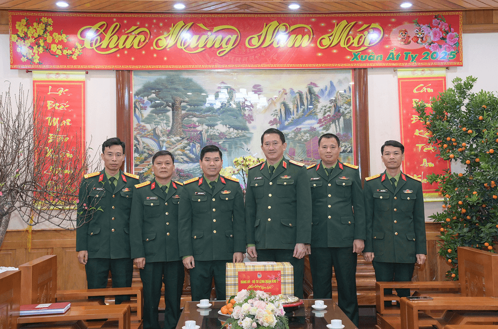 Chính ủy Quân khu 1 thăm, chúc Tết Lữ đoàn 210 và Đại học Thái Nguyên
