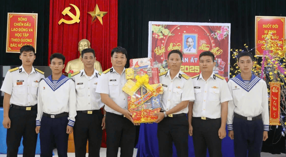 Bộ tư lệnh Vùng 4 Hải quân thăm, chúc Tết Trạm Radar 570 và các đơn vị trên đảo Bình Ba