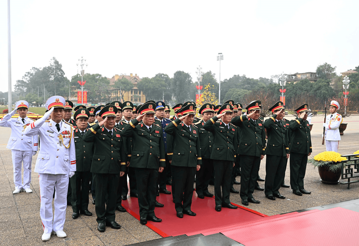 Đoàn đại biểu Quân ủy Trung ương, Bộ Quốc phòng dâng hoa, vào Lăng viếng Chủ tịch Hồ Chí Minh