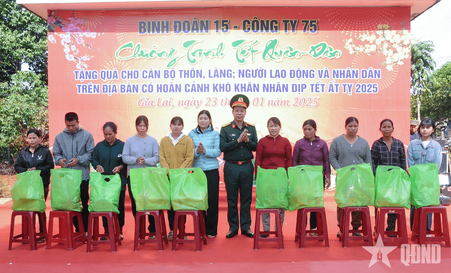 Công ty 75 (Binh đoàn 15) hỗ trợ kinh phí và tổ chức ăn Tết cùng nhân dân 40 thôn, làng
​