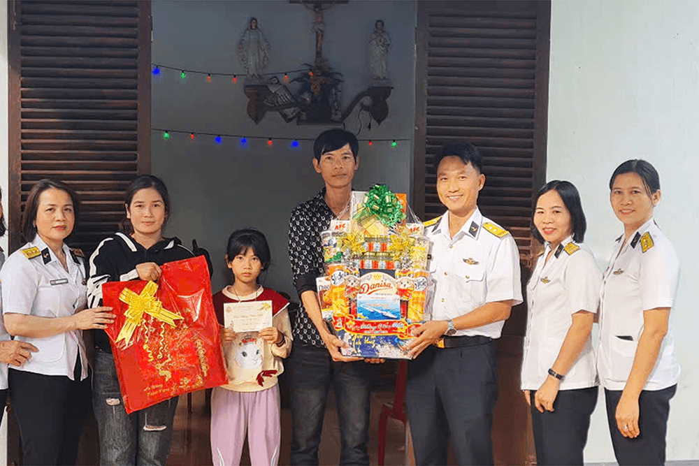 Lữ đoàn 162 thăm, tặng quà Tết con ngư dân nhận đỡ đầu
