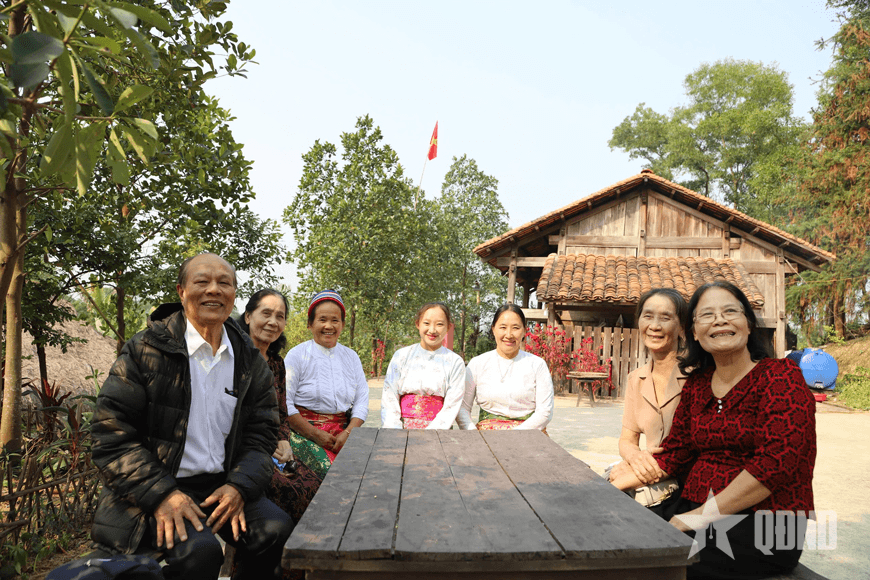 Du khách vui Xuân tại Làng Văn hóa - Du lịch các dân tộc Việt Nam