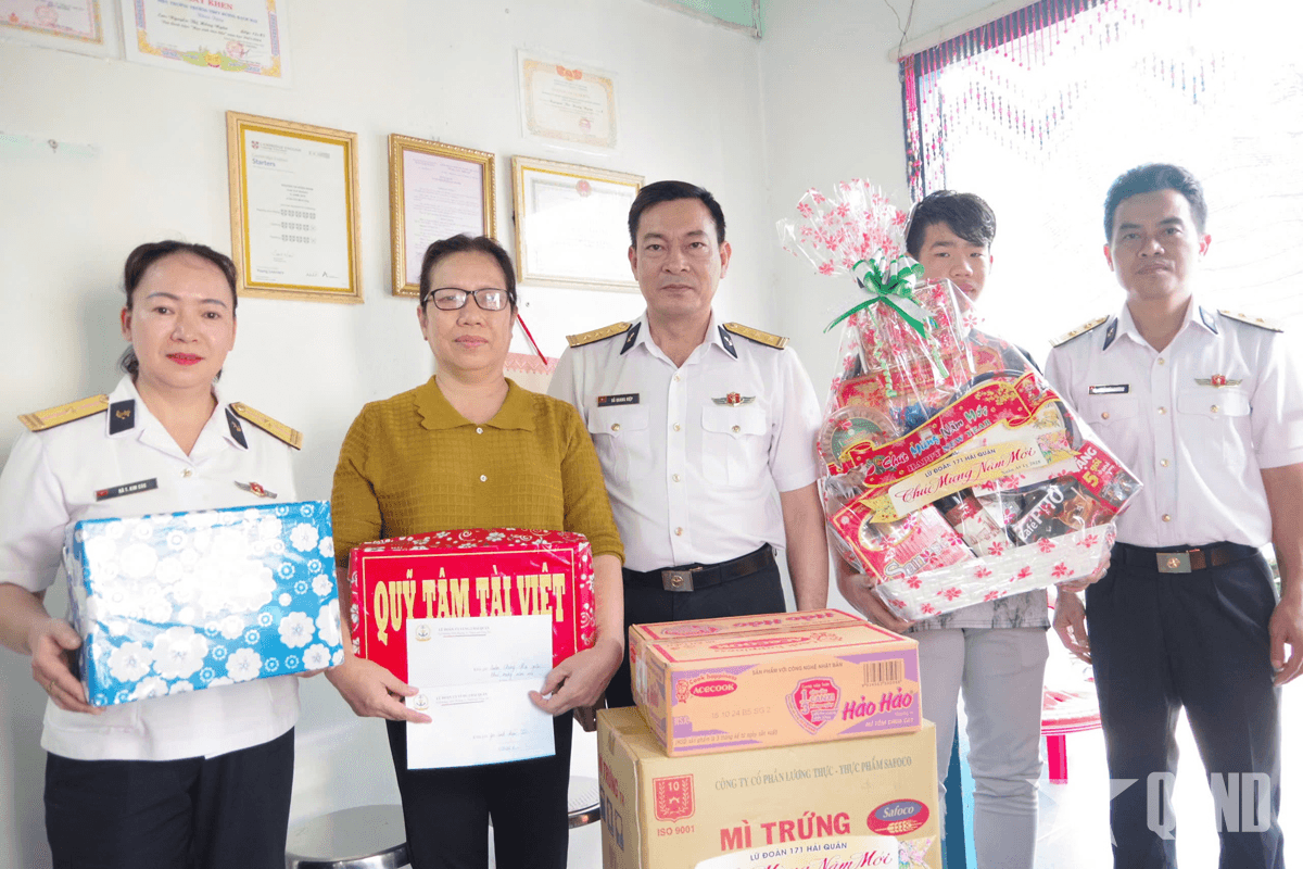Lữ đoàn 171 trao quà tết tặng con ngư dân được nhận đỡ đầu