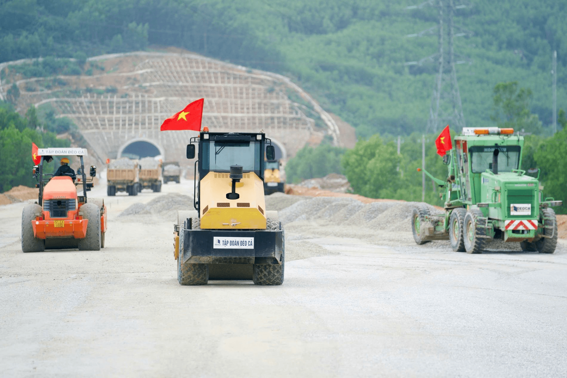 Hối hả thi công trên công trường cao tốc Quảng Ngãi - Hoài Nhơn những ngày cận Tết