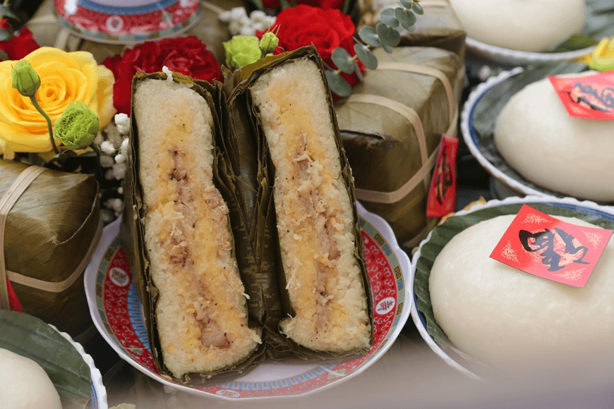 Hơi ấm dân tộc trong vuông tròn bánh Tết