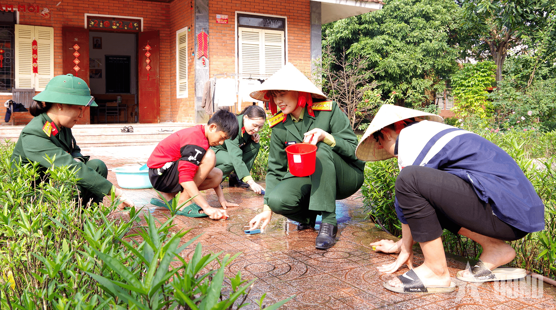 Bộ đội Thông tin mang Tết đến Làng Trẻ em SOS Vinh