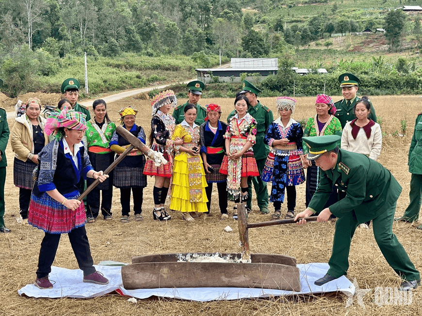 Bánh giầy trong Tết cổ truyền của người Mông