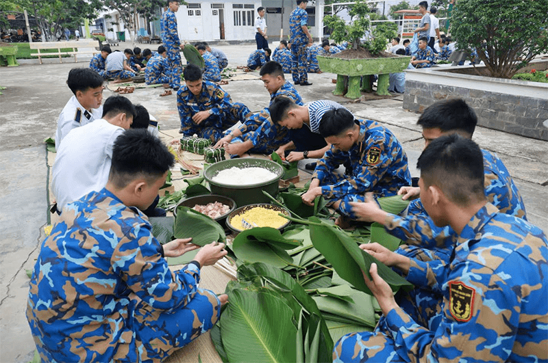 Học viện Hải quân: Hội thi gói bánh chưng xanh mừng Xuân Ất Tỵ