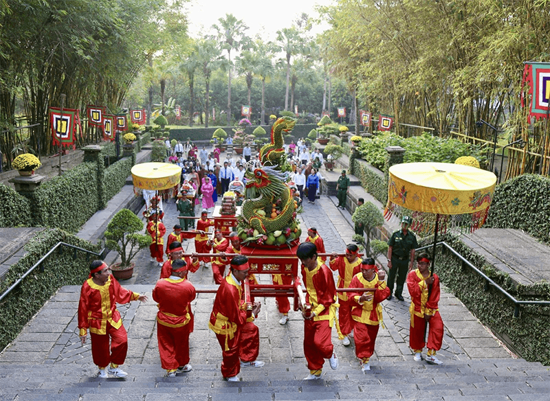 TP Hồ Chí Minh dâng cúng bánh tét lên Quốc Tổ Hùng Vương