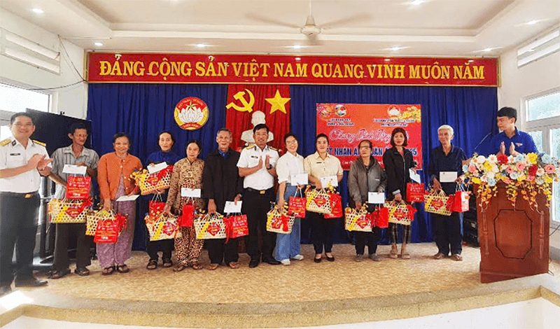 Lữ đoàn 162 (Vùng 4 Hải quân) trao quà "Tết nhân ái, Xuân Ất Tỵ 2025"