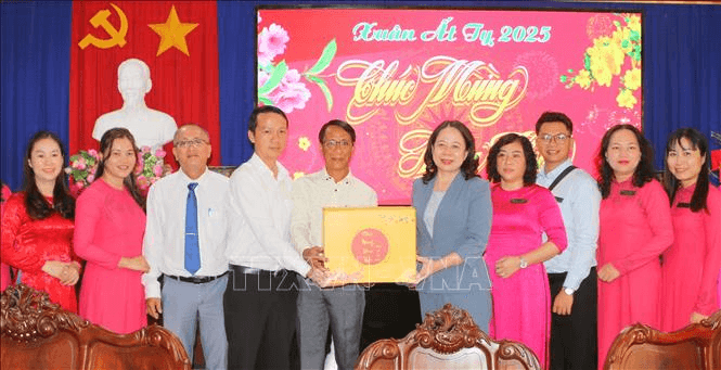 Phó chủ tịch nước Võ Thị Ánh Xuân dâng hương tưởng nhớ Chủ tịch Tôn Đức Thắng