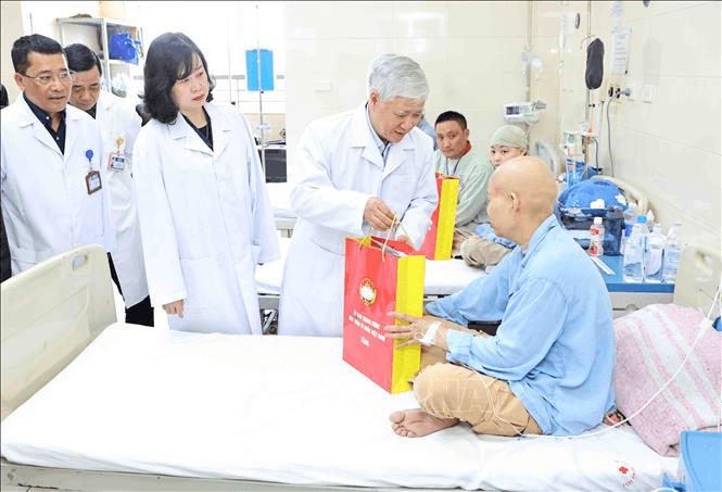 Đồng chí Đỗ Văn Chiến thăm hỏi, tặng quà Tết y, bác sĩ, bệnh nhân Bệnh viện K