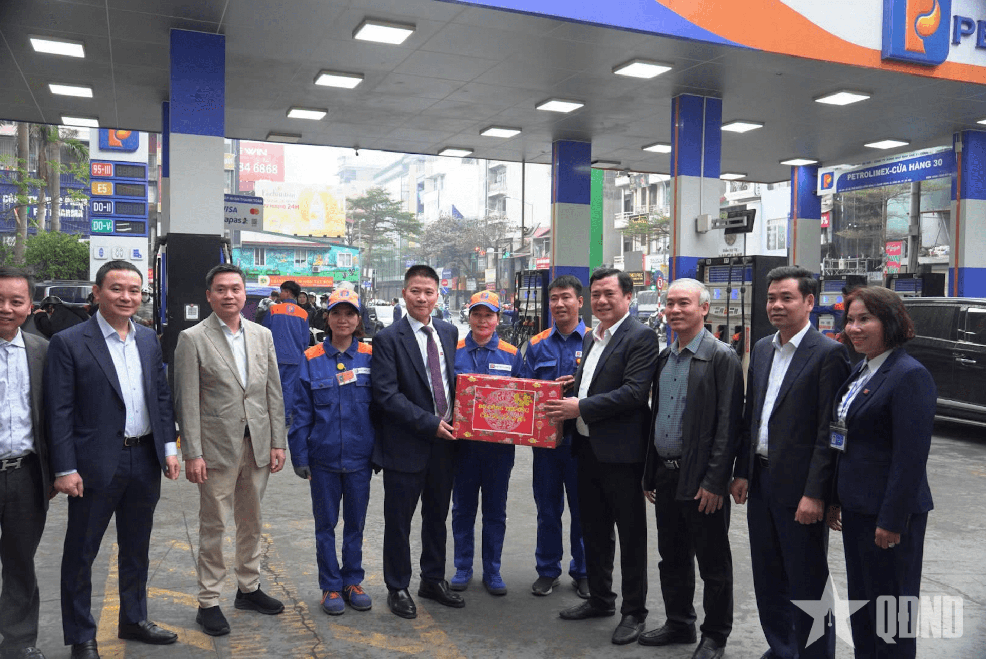 Cửa hàng xăng dầu phục vụ xuyên Tết, bán hàng như ngày thường