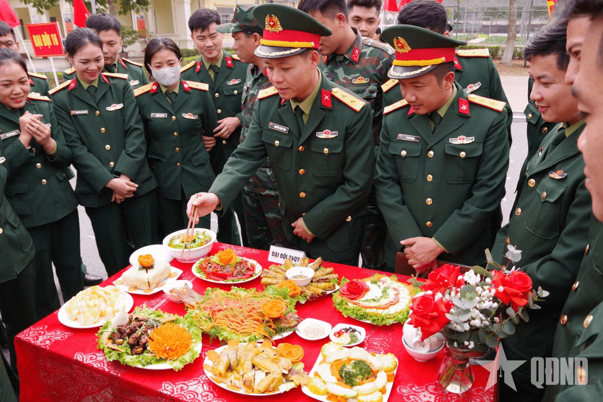 Sôi nổi hội thi gói bánh chưng, chế biến món ăn ngày Tết ở Trung đoàn 692
