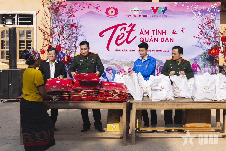 Mang mùa xuân đến trẻ em nghèo ở bản Chà Lắn
