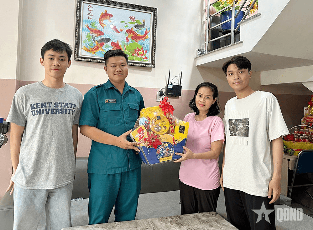 Anh em sinh đôi tình nguyện nhập ngũ
