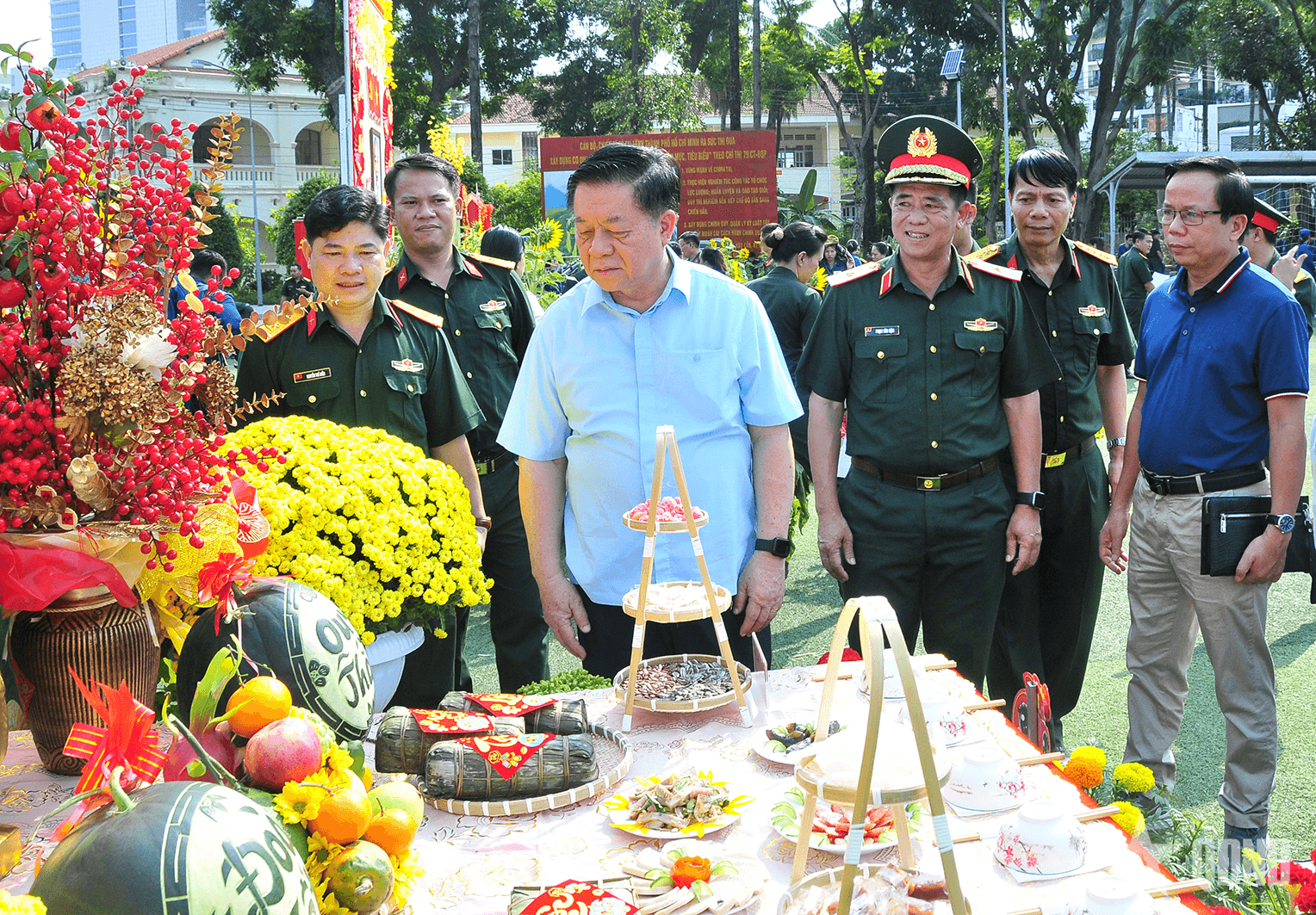 Đồng chí Nguyễn Trọng Nghĩa tham quan hội thi gói bánh chưng, bánh tét trong LLVT TP Hồ Chí Minh