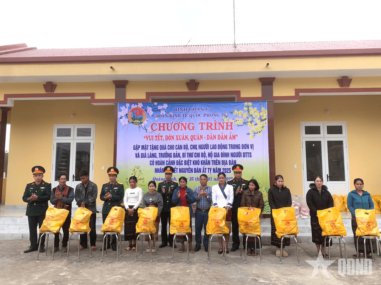 Đoàn Kinh tế - Quốc phòng 79 “vui Tết đón xuân, quân dân đầm ấm”

​