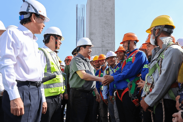 Thủ tướng chỉ đạo chăm lo cho người lao động làm việc trên công trường dịp Tết