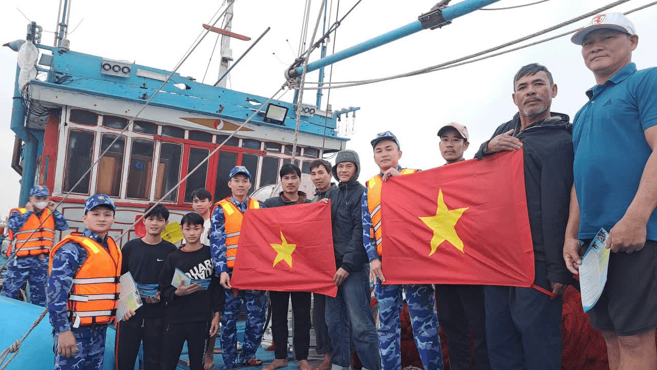 Hải đội 102 đẩy mạnh công tác dân vận và tuyên truyền trên biển dịp Tết