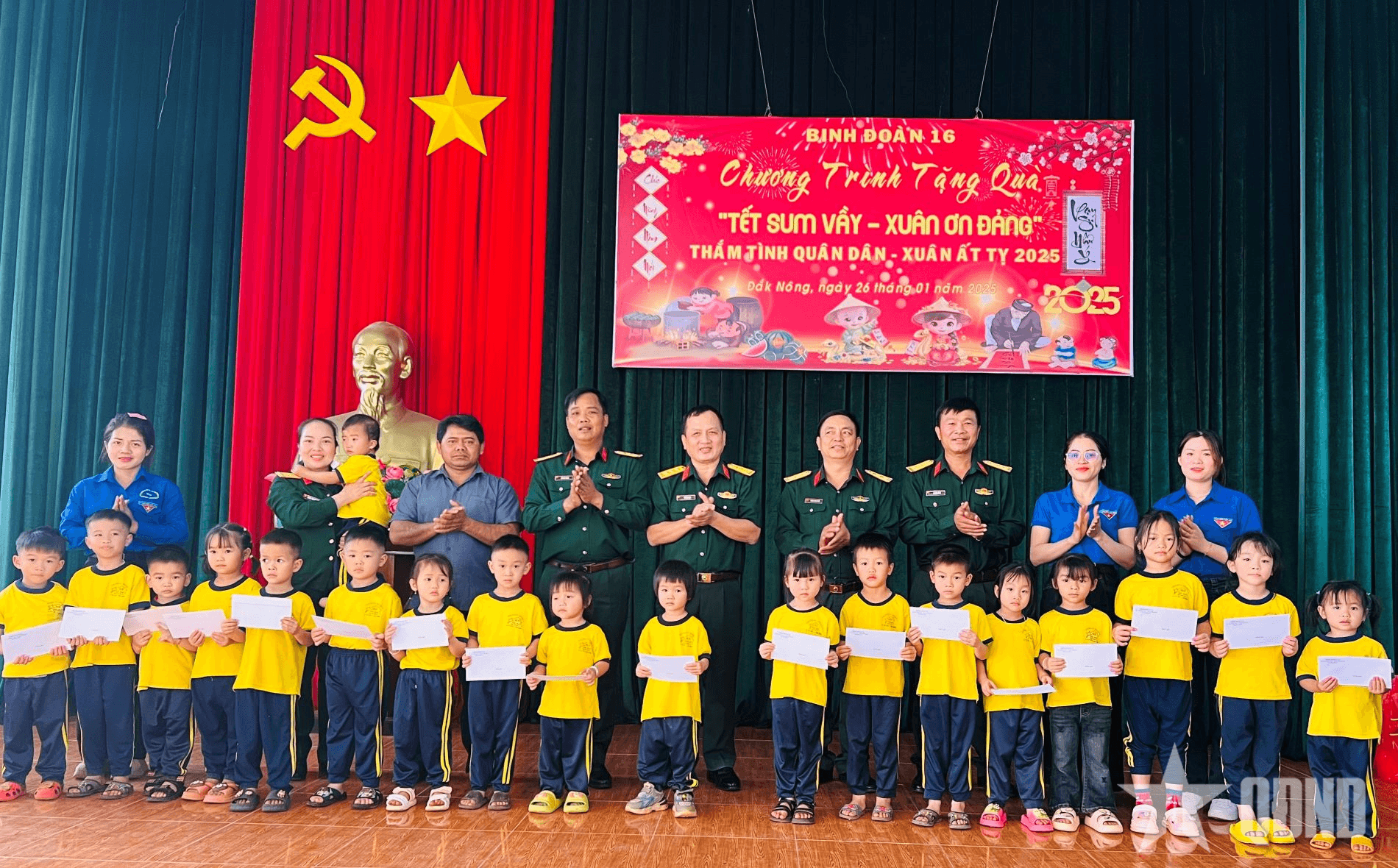 Binh đoàn 16 phối hợp tặng quà “Tết sum vầy - Xuân ơn Đảng thắm tình quân dân”