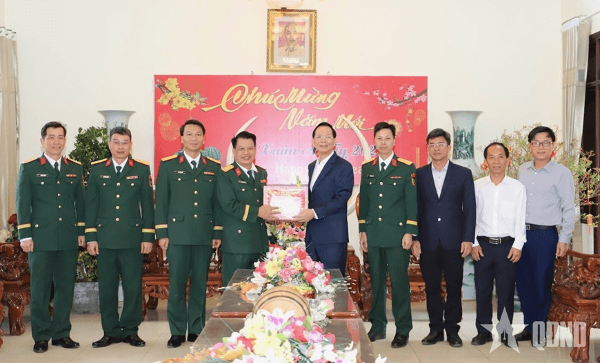 Đoàn công tác của Tỉnh ủy Đắk Nông chúc Tết cán bộ, chiến sĩ Bộ CHQS tỉnh